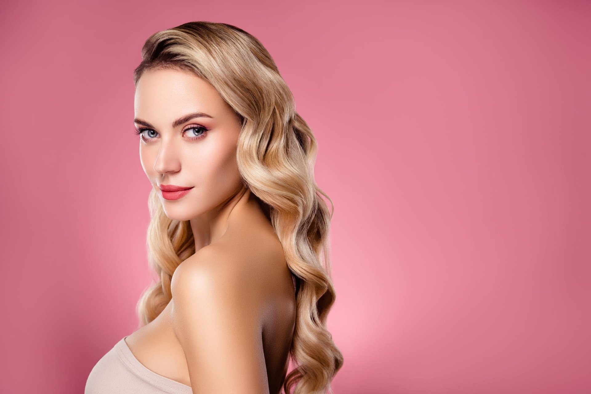 Kobieta z rozpuszczonymi, falowanymi blond włosami